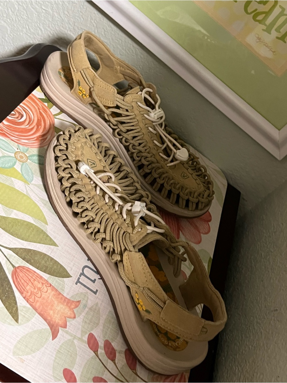 Keen UNEEK Women’s Sandals Yellow Daisies On Side - Picture 4 of 9